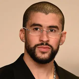 Retrato de Bad Bunny con gafas.